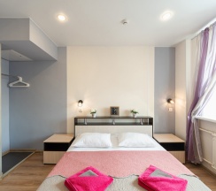 Комната в нежных тонах с двуспальной кроватью. в Star home