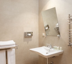 Номер для людей с ограниченными возможностями в Кортъярд Марриотт Сочи Красная Поляна