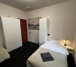 Кровать в 3-местном общем мужском номере в Прусс