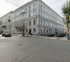 Апартаменты в центре города с кроватью Кинг-сайз, диваном, креслом и видом. в Соло Way апарт