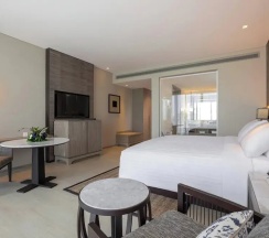 Двухместный номер с балконом и с видом на сад двуспальная кровать в Phuket Marriott Resort And Spa, Nai Yang Beach