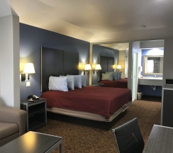 Четырёхместный номер Deluxe двуспальная кровать в Camelot Inn & Suites Veterans Memorial NW Houston