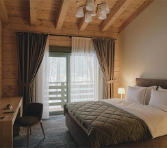 Номер Классик с двуспальной кроватью c видом на гору и балконом в Grand Chalet Altay