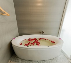 Люкс с балконом в La Vista Patong Hotel
