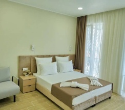 Улучшенная трёхместная комната в Deus