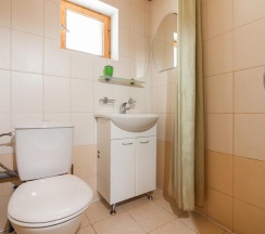 Коттедж стандарт с 2 односпальными и 1 двуспальной кроватью в На ладони