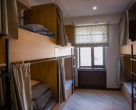 Кровать в общем номере с видом на город в People Hostel & Suites
