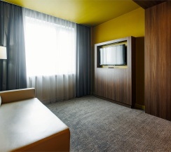 Номер Executive Suite c большой двуспальной кроватью в МЕРКЮР ТЮМЕНЬ ЦЕНТР