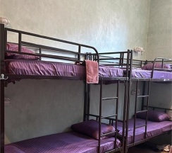 Верхняя кровать в 10-местном мужском номере (общие удобства) №2 в У путепровода