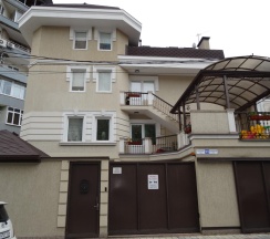 Комната улучшенная с 1 двуспальной кроватью и диваном в На Нагорной