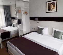 УЛУЧШЕННЫЙ ДВУХМЕСТНЫЙ НОМЕР С 1 КРОВАТЬЮ KING-SIZE ИЛИ С 2 ОТДЕЛЬНЫМИ КРОВАТЯМИ И ОДНОЙ ДОПОЛНИТЕЛЬНОЙ КРОВАТЬЮ в Петербург