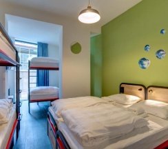 Кровать в общем номере с 6 комнатами в MEININGER Hotel Amsterdam Amstel
