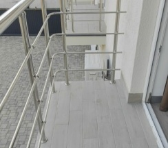 Трехместный номер с балконом с видом на улицу в Amina