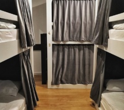 White - Нижнее спальное место в общей комнате  (4 капсулы) в Mariel