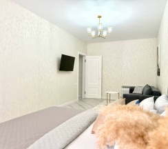 Современная студия с панорамными окнами и видом на озеро в Как Дома 05