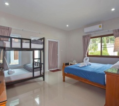 Семейный номер Standard с видом на бассейн в Maikhao Home Garden Bungalow