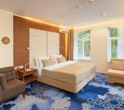 Апартаменты до 3 гостей с видом на город в V Hotel&Rooftop lounge