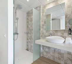 Двухместный номер с видом на бассейн двуспальная кровать в Hotel Best Lloret Splash