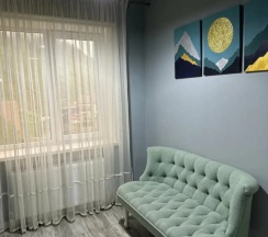 Коттедж с балконом и с видом на горы в Дом на холме