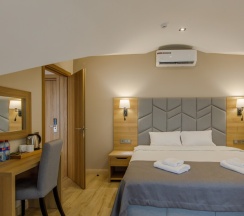 Двухместный номер Стандарт Мансарда с балконом двуспальная кровать в Афалина