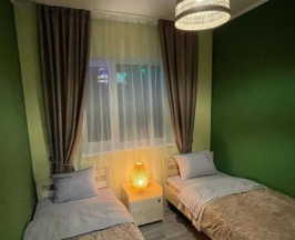 Четырёхместный коттедж с 2 комнатами с красивым видом из окна в Нептун-2