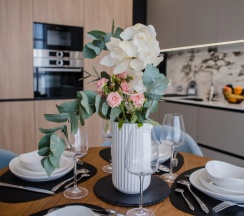 Апартаменты с балконом и с красивым видом из окна в Апартаменты C видом на закат