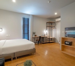 Двухместный люкс Deluxe двуспальная кровать в The Arbern Hostel x Bistro