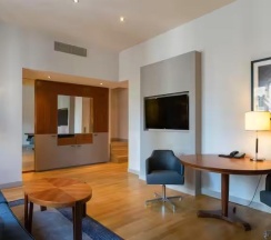 Двухместный люкс Дуплекс с 2 комнатами двуспальная кровать в Hilton Cologne