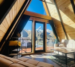 Шале с красивым видом из окна в Апартаменты Pyramid Kazbegi