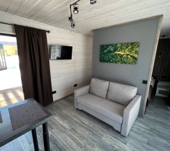 Коттедж улучшенный с 1 двуспальной кроватью и диваном в Карлен