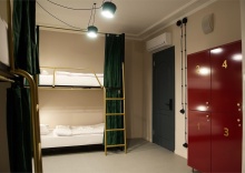 Кровать в общем 8-местном номере для мужчин и женщин в Guten Duck Moscow