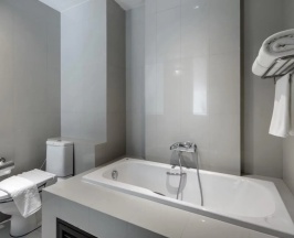 Двухместное Pent View с балконом двуспальная кровать в The Lantern Resorts Patong