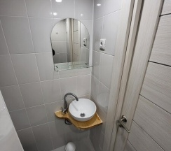 Трехместный номер Лофт с двуспальной и раскладным креслом/кроватью в Лофт отель на Крымской