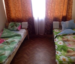 Кровать в общем номере с красивым видом из окна в Хостел