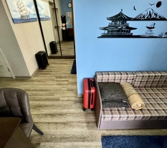 Номер люкс семейный с 1 односпальной и 1 двуспальной кроватью в Pallada