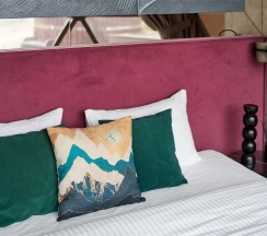 Сфера с видом на озеро с купелью в Аномалия