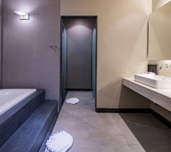Двухместный люкс Grand с видом на море двуспальная кровать в Cape Sienna Gourmet Hotel & Villas