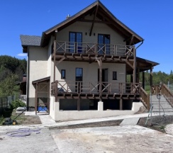 Коттедж Superior с балконом и с красивым видом из окна в Горки