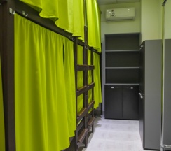 Мужской четырёхместные (Верхнее, без окна) в Sunny Sochi Hostel