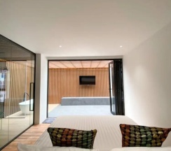 Люкс с видом на море в Nirundorn Resort