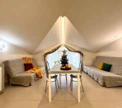 Апартаменты №9 "Люкс" на мансардном этаже в Саквояж