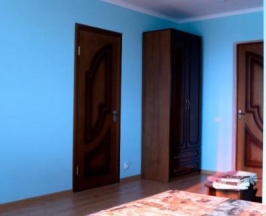 Трехместный однокомнатный номер с балконом вид на сад в Чайка