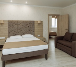 FAMILY JUNIOR SUITE с боковым видом на море и бассейн в Эмеральдика
