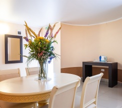 Двухкомнатный номер на трех-четырех гостей с видом во двор (корпус К) в Оптимист