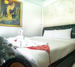 Номер Deluxe с балконом и с красивым видом из окна в Beehive Phuket Old Town - Hostel