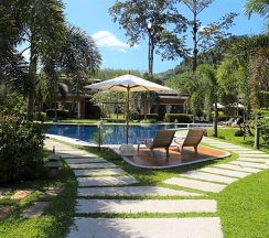 Двухместный люкс Deluxe с частичным видом двуспальная кровать в Laguna Villas Boutique Hotel