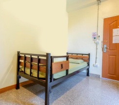 Кровать в общем номере в OYO 928 Leaf Hostel