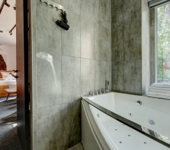 Signature Jacuzzi Suite в WineWood Moscow