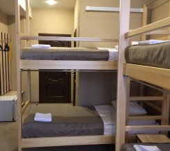 Кровать в 4-местном общем номере в Славянка