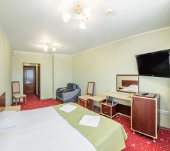 Двухместный полулюкс с балконом (двуспальная кровать) в Red hotel